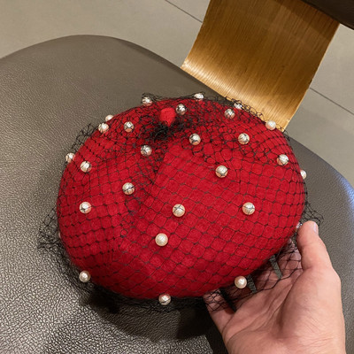 Női barett típusú sapka hálóval és gyöngyökkel