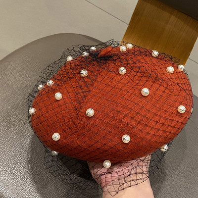 Női barett típusú sapka hálóval és gyöngyökkel