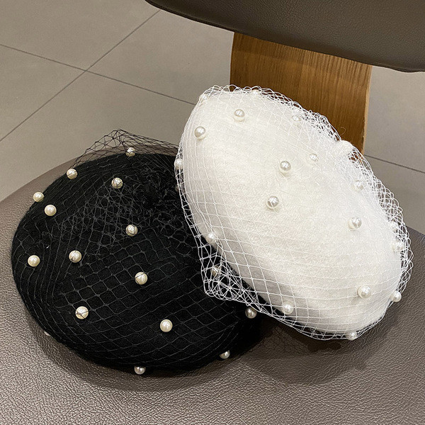 Női barett típusú sapka hálóval és gyöngyökkel
