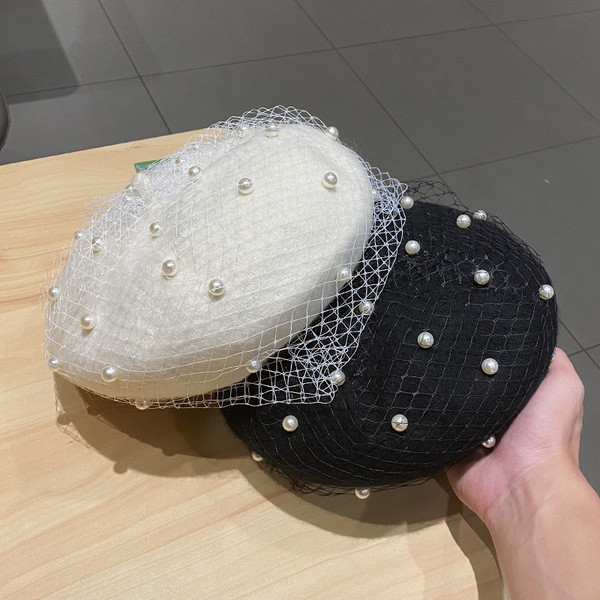 Női barett típusú sapka hálóval és gyöngyökkel