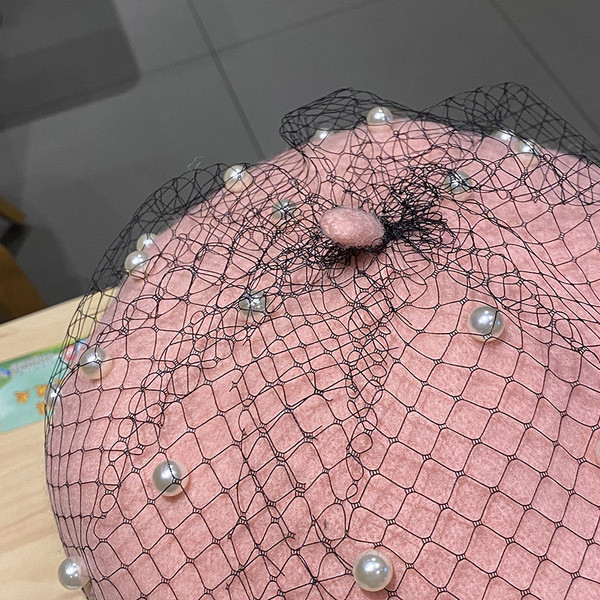 Női barett típusú sapka hálóval és gyöngyökkel