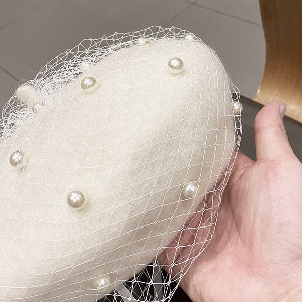 Női barett típusú sapka hálóval és gyöngyökkel