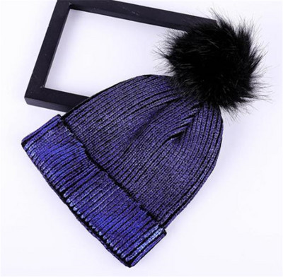 Fényes hatású, pomponos női sapka