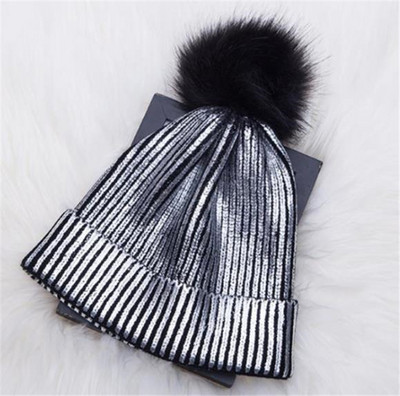 Fényes hatású, pomponos női sapka