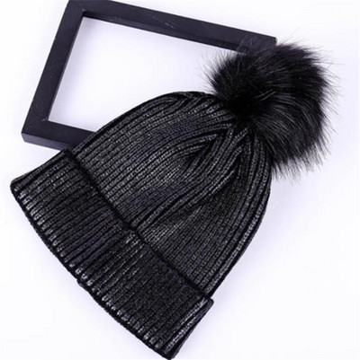 Fényes hatású, pomponos női sapka