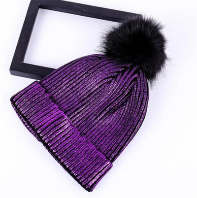 Fényes hatású, pomponos női sapka