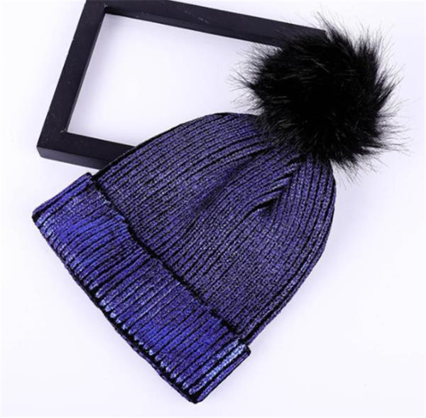 Fényes hatású, pomponos női sapka