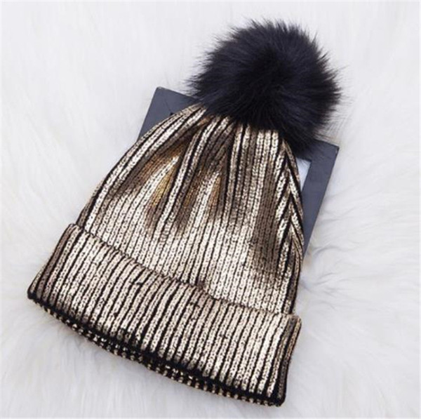 Fényes hatású, pomponos női sapka