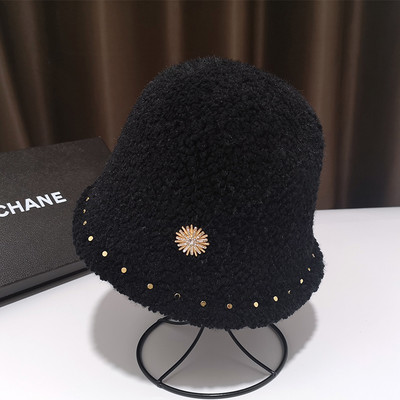 Női gyapjú sapka szegecsekkel több színben