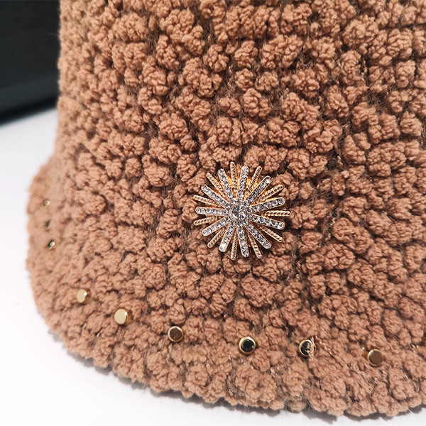 Női gyapjú sapka szegecsekkel több színben