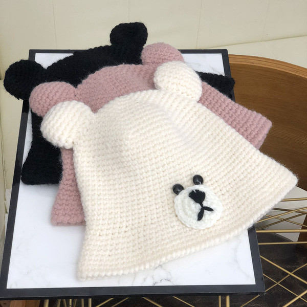 Modern kötött női sapka 3D elemekkel