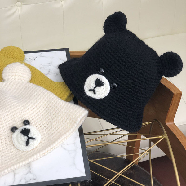 Modern kötött női sapka 3D elemekkel