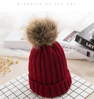 Női kötött sapka pomponnal