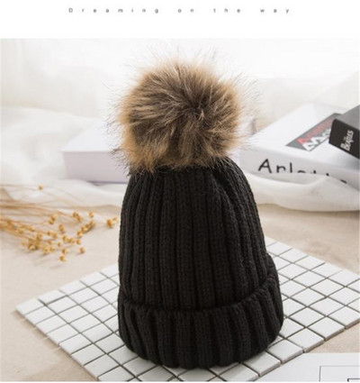 Női kötött sapka pomponnal