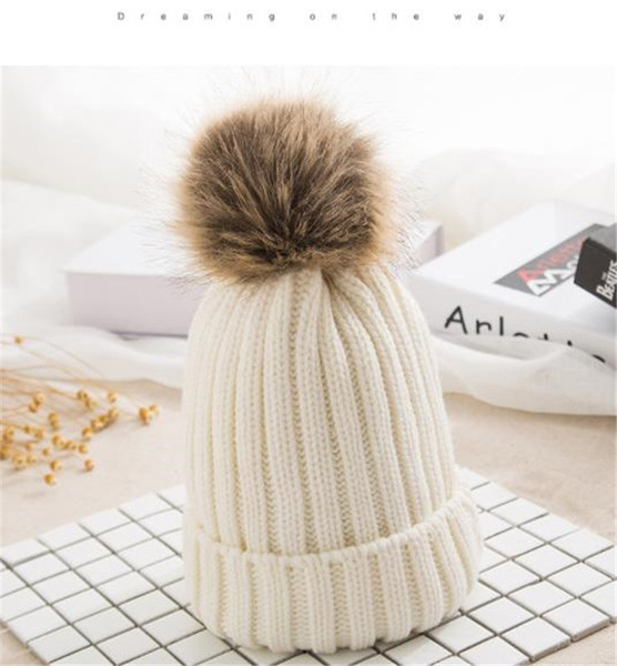Női kötött sapka pomponnal