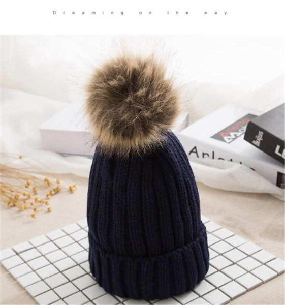 Női kötött sapka pomponnal