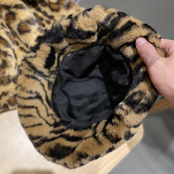 Plüss női sapka állatmintával