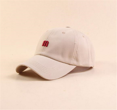 Alkalmi sapka napellenzővel és emblémával