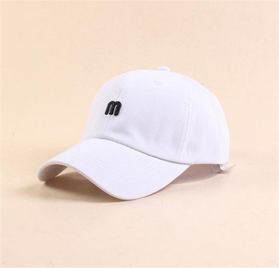 Alkalmi sapka napellenzővel és emblémával