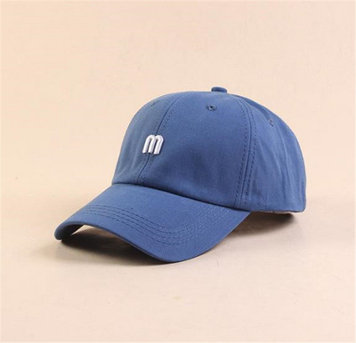 Alkalmi sapka napellenzővel és emblémával