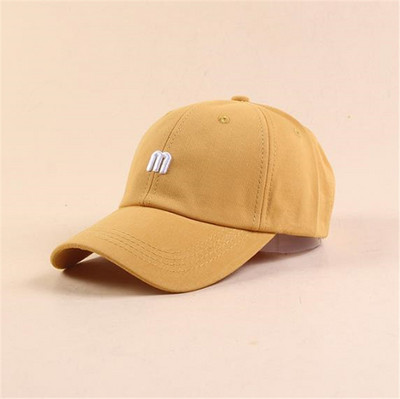 Alkalmi sapka napellenzővel és emblémával