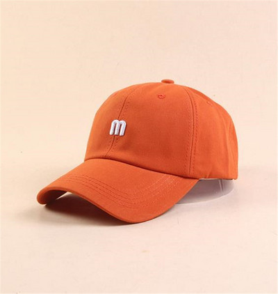 Alkalmi sapka napellenzővel és emblémával