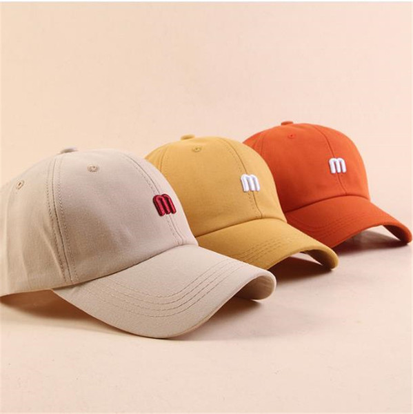 Alkalmi sapka napellenzővel és emblémával