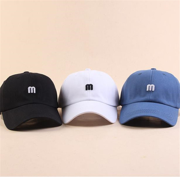 Alkalmi sapka napellenzővel és emblémával