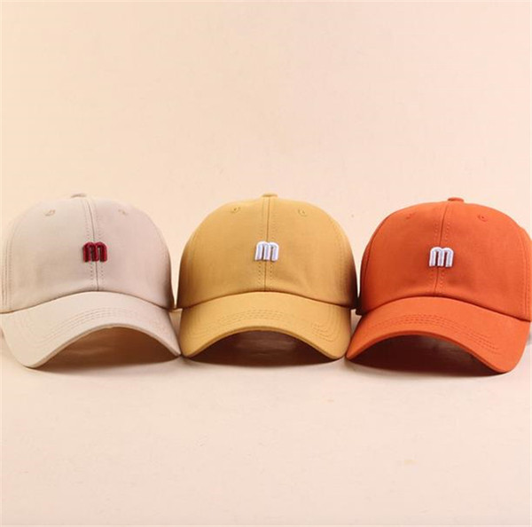 Alkalmi sapka napellenzővel és emblémával