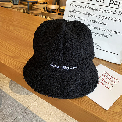 Női pehelysapka hímzéssel