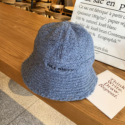 Női pehelysapka hímzéssel