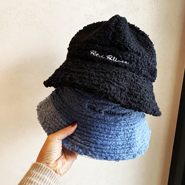 Női pehelysapka hímzéssel