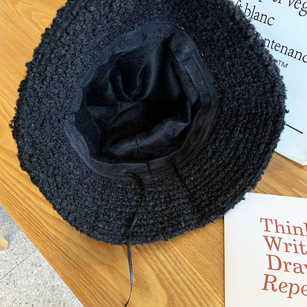 Női pehelysapka hímzéssel