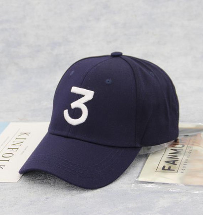 Alkalmi sapka napellenzővel és hímzéssel