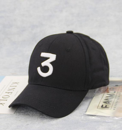 Alkalmi sapka napellenzővel és hímzéssel