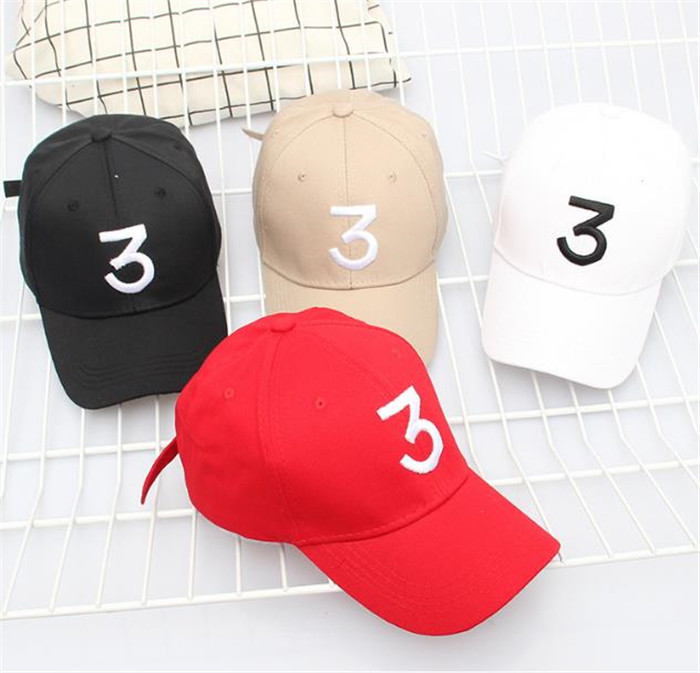 Alkalmi sapka napellenzővel és hímzéssel