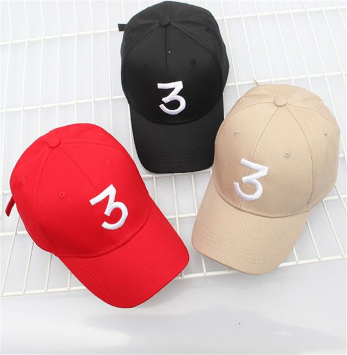 Alkalmi sapka napellenzővel és hímzéssel