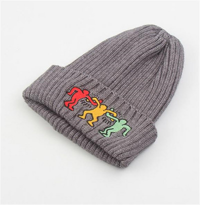 Kötött alkalmi sapka színes hímzéssel