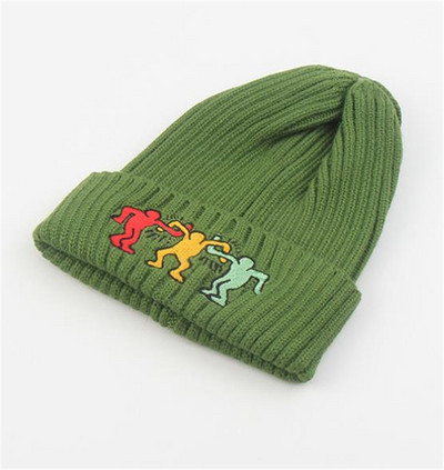 Kötött alkalmi sapka színes hímzéssel