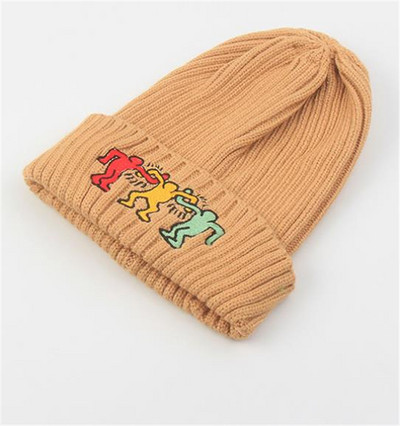 Kötött alkalmi sapka színes hímzéssel