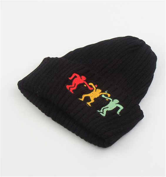 Kötött alkalmi sapka színes hímzéssel