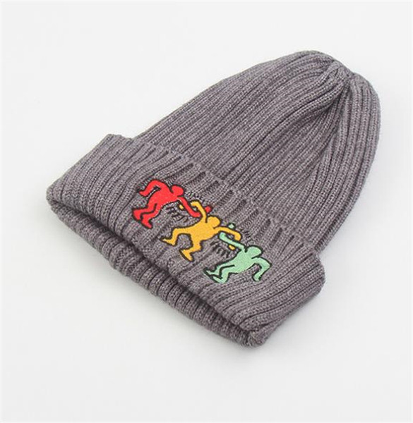 Kötött alkalmi sapka színes hímzéssel