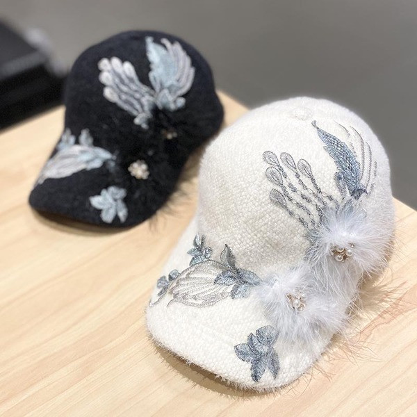 ÚJ Modell női sapka hímzéssel és sapka típusú gyöngyökkel