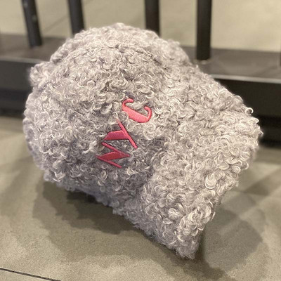 Retro női pehelysapka napellenzővel és hímzéssel