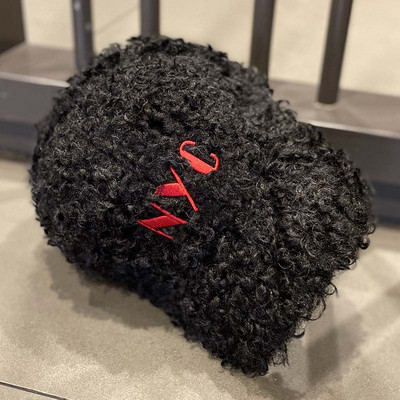 Retro női pehelysapka napellenzővel és hímzéssel