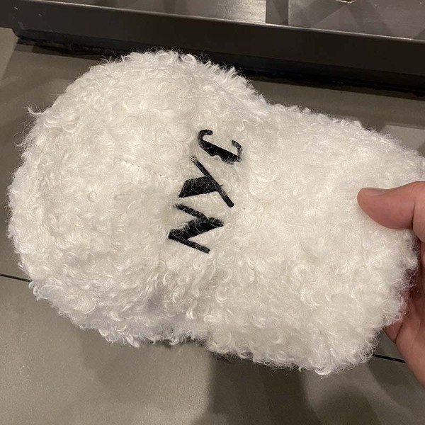 Retro női pehelysapka napellenzővel és hímzéssel