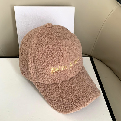 Alkalmi női pehelykalap napellenzővel és felirattal