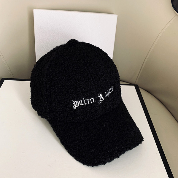 Alkalmi női pehelykalap napellenzővel és felirattal