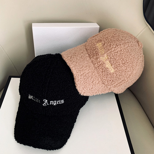 Alkalmi női pehelykalap napellenzővel és felirattal