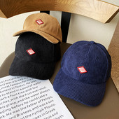 Retro stílusú női sapka emblémával